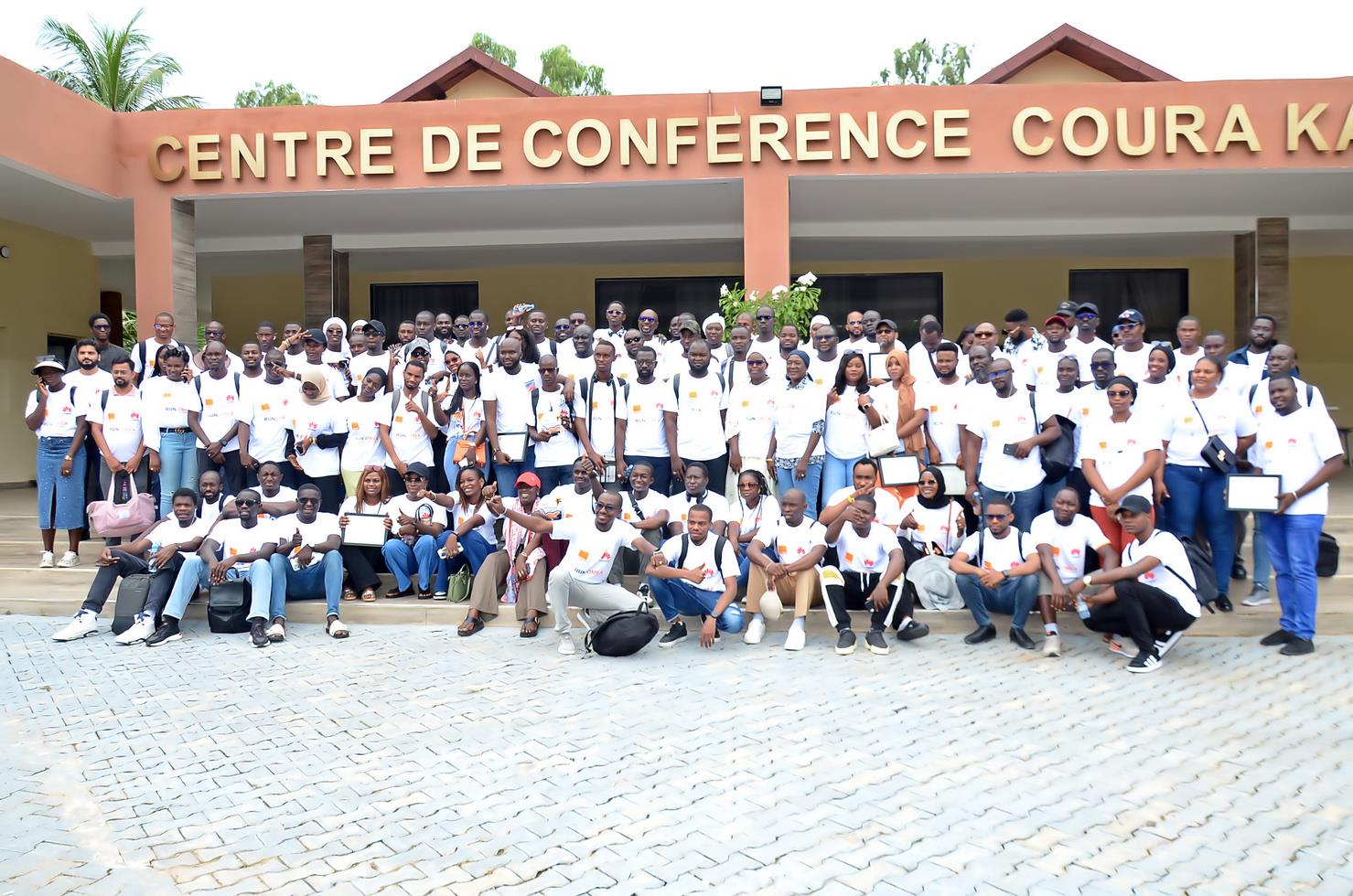 Photo de groupe devant un centre de conférence